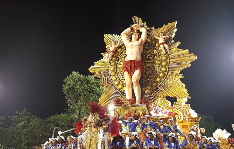noticia Fé e critíca social no primeiro dia de desfiles do Grupo Especial do Rio