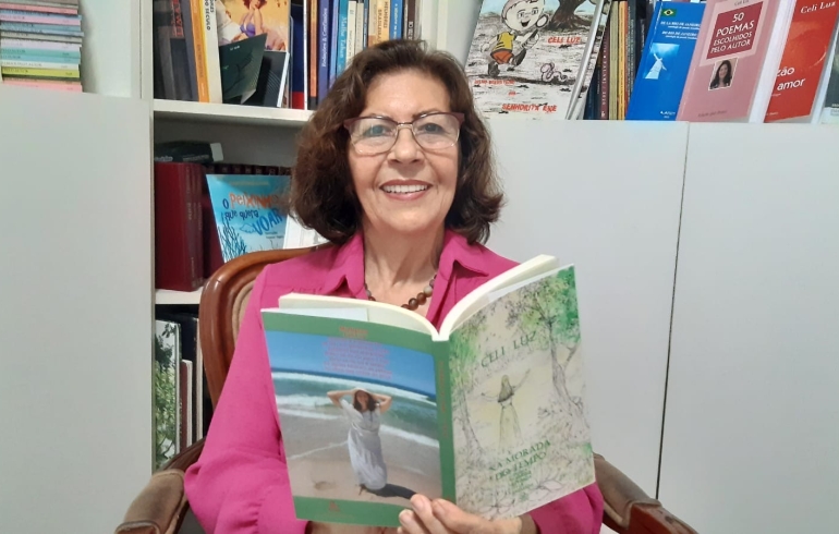 noticia  Celi Luz lança a segunda edição do premiado 'Na Morada do Tempo', com acréscimo de 33 poemas, que envolvem o leitor em seu mundo e tempo.