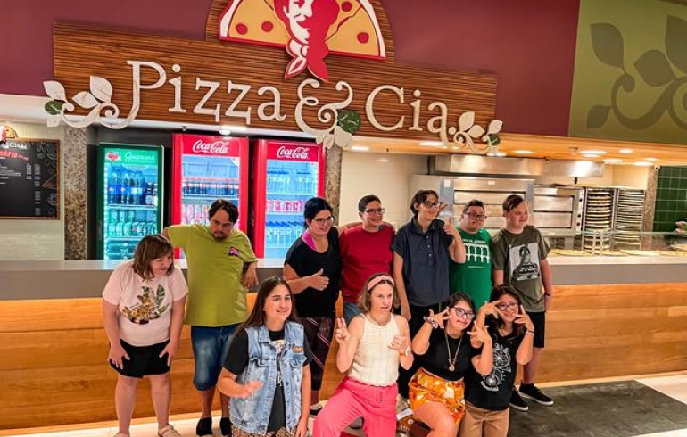 noticia Inclusão com Sabor: Pizza e Cia recebe PCDS do Projeto Sorrindo RJ e Desfruta de Momentos Especiais