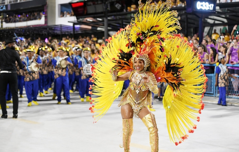 noticia Sucesso no Carnaval 2024: Francesa Davina brilhou como Musa da Mocidade Unidos do Santa Marta e Rainha de Bateria da Sintonia de Cavalcante