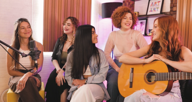 noticia Sofia Gayoso reúne time de cantoras no clipe de 