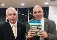 artigo Diretoria do Palmeiras é presenteada com o livro “As regras simples da vida” do escritor Thiago Winner