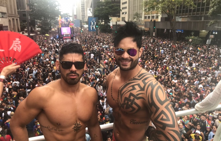 noticia Anderson Oliver e Felipe Leão são os gogo boys que mais atraíram a multidão durante a Parada LGBTQI+ de São Paulo