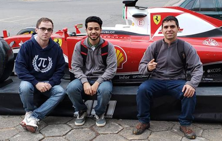noticia O escritor Thiago Winner (direita) viveu uma grande emoção ao estar ao lado do carro da Ferrari do tetra campeão mundial Sebastian Vettel. 