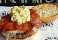 noticia SINA Fast Casual Burgers lança hambúrguer especial em março 