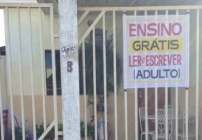 noticia Professora aposentada oferece de graça em sua casa alfabetização para adultos