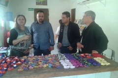 noticia Presidentes municipais admirando os trabalhos das artesãs da ONG FRUTOS DO AMANHÃ.