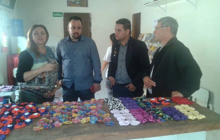 noticia Presidentes municipais admirando os trabalhos das artesãs da ONG FRUTOS DO AMANHÃ.