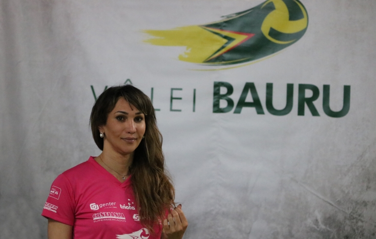 noticia Tiffany, primeira transexual brasileira a atuar no vôlei feminino, se recupera no Vôlei Bauru