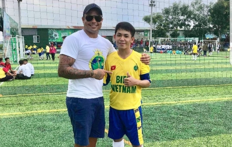noticia Jogador Ricardinho Alves passa seus conhecimentos sobre futebol às crianças vietnamitas