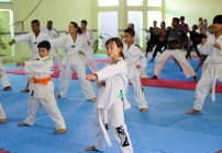 noticia Alunos do Taekwondo de Louveira recebem equipamentos  para treinos no Centro de Excelência de Artes Marciais.