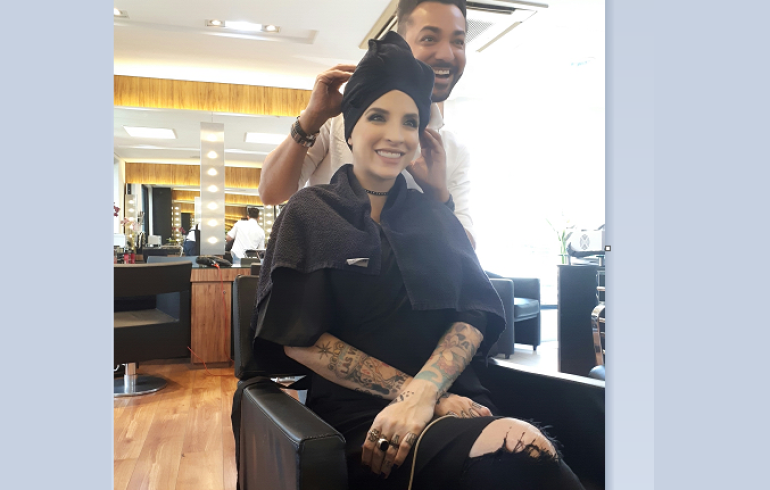 noticia Grávida de 4 meses, ex BBB Clara Aguilar recorre a hair stylist Nandho Brandão para mudar o visual