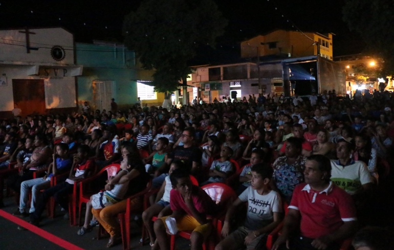 noticia A Praça Frei Gaspar em Poté Minas Gerais se tornou o maior cinema ao ar livre.