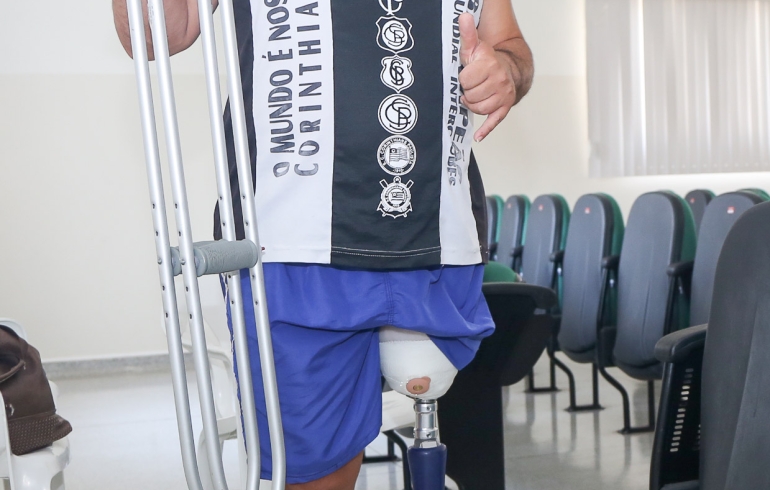 noticia Prefeitura de Louveira entrega prótese de perna para paciente no CSIII