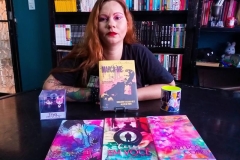 noticia Escritora de romances LGBTQ, Clara Artemis, lança Marca-me