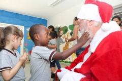 noticia  Cerca de 525 alunos da Educação Infantil  de Louveira recebem visita do Papai Noel
