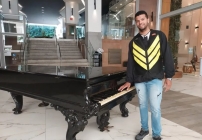 noticia Motoboy surpreende todos ao tocar piano em shopping