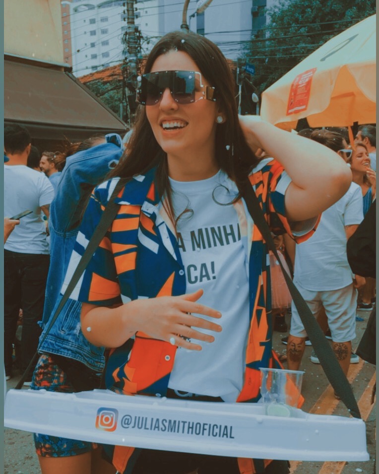 artigo Julia Smith apresenta versão acústica de “Tão bem”