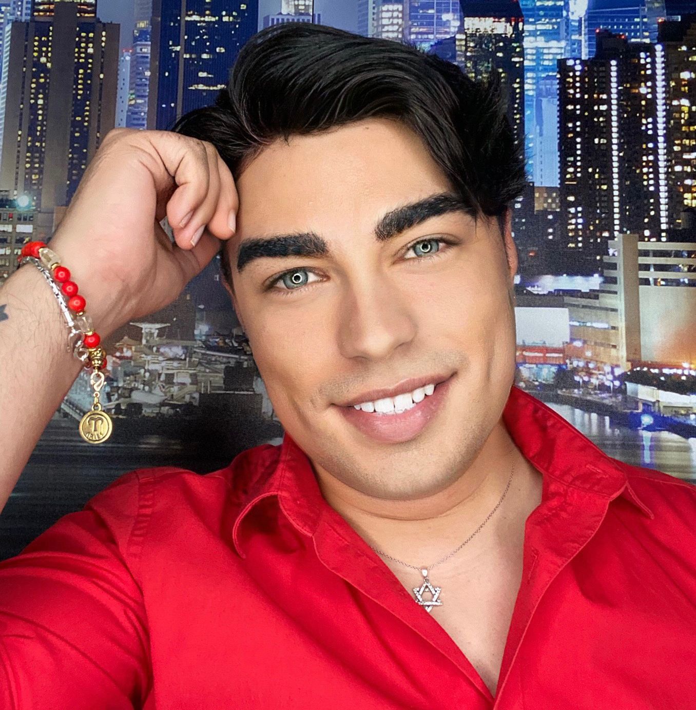 artigo Conheça o ator e apresentador brasileiro George Robert’s,  que está fazendo sucesso no mundo