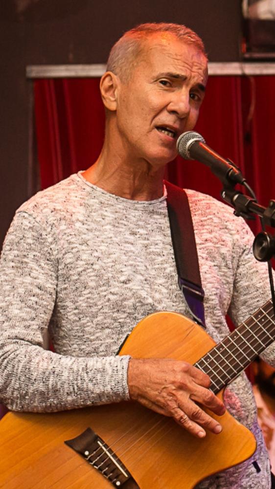 artigo Saiba mais sobre o cantor Marcelo Costa Santos