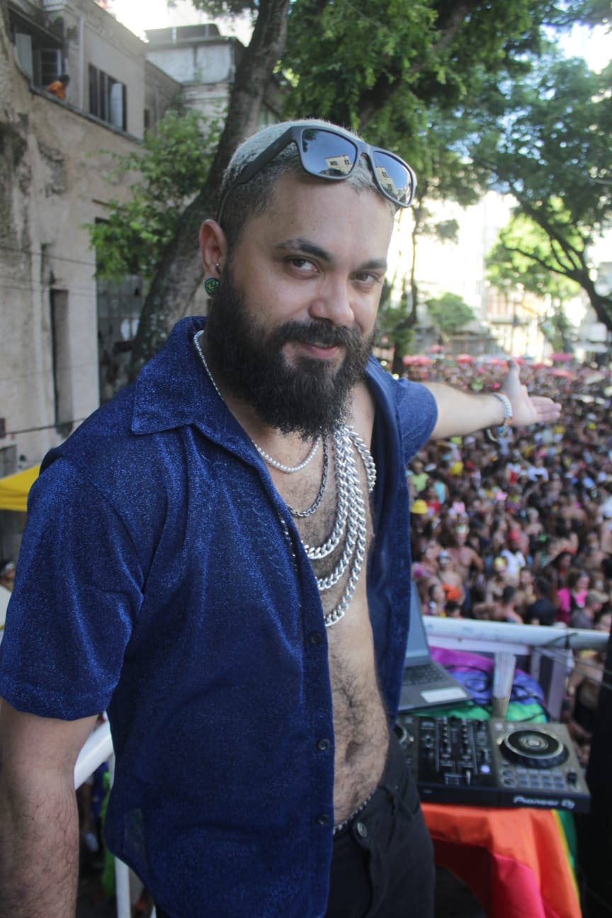 artigo Dj Alkay agita multidão na 