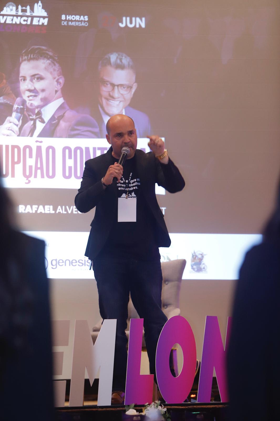 artigo Charles Cardoso apresenta o programa ”Show de Bola