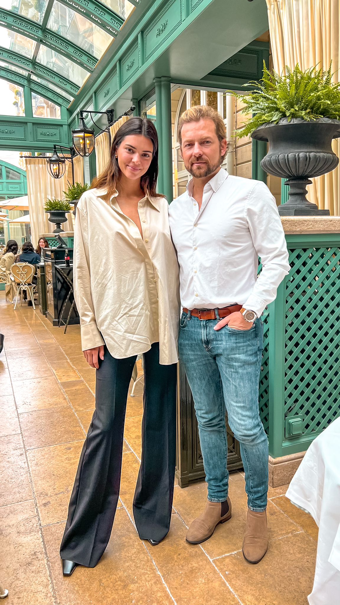 artigo Arnaud De Champgivy e Kendall Jenner grandes celebridades da moda tomam um 