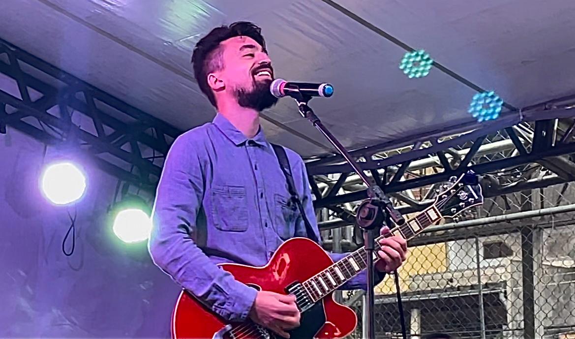 artigo Biografia do cantor e compositor Thiago Mofo