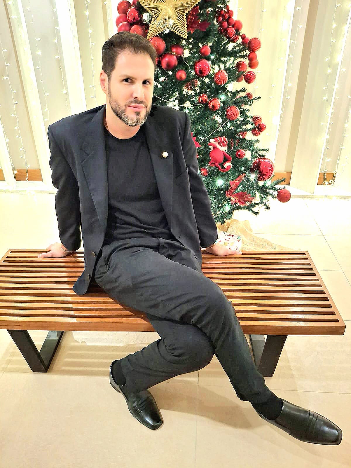 artigo Bernardo langlott vai na contramão de famosos e mostra sua árvore de Natal simples: 