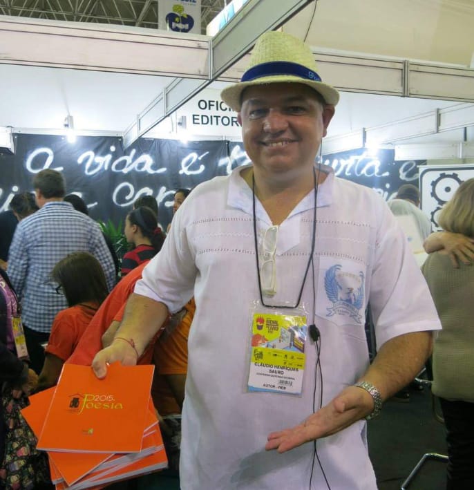 artigo Claudinho DVD: O Artista Multifacetado que Conquista Espaço na Literatura, no Samba e nos Palcos Culturais