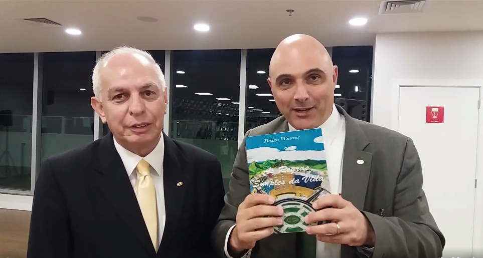 noticia Diretoria do Palmeiras é presenteada com o livro “As regras simples da vida” do escritor Thiago Winner