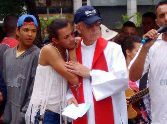 artigo Padre Júlio Lancellotti beija o pé da transexual Sheila como ato de perdão e mais tolerância das pessoas preconceituosas.