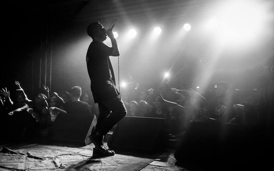 artigo Conheça a biografia do cantor e compositor, Thiago Anezzi