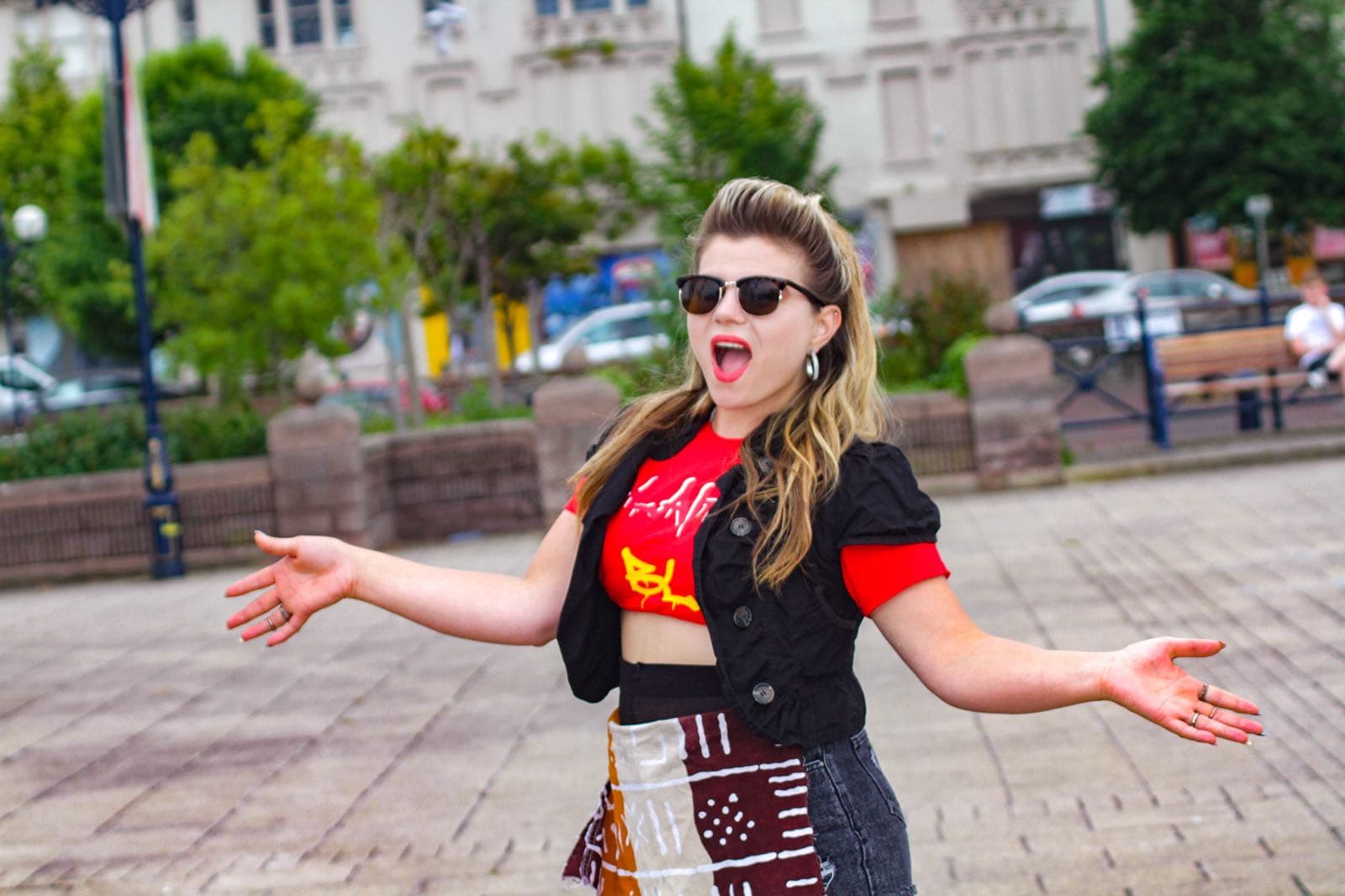 artigo CONHEÇA A BRASILEIRA ANGIE DYNES QUE ESTAR FAZENDO SUCESSO NA MÚSICA INTERNACIONAL (VEJA O CLIP)