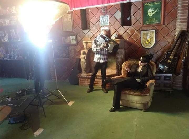 artigo Saiba mais sobre  a artista Mara Traveis