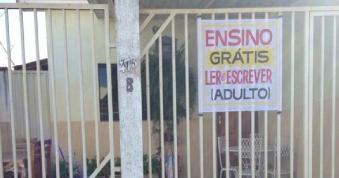 artigo Professora aposentada oferece de graça em sua casa alfabetização para adultos