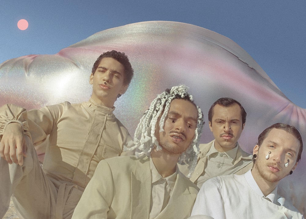 artigo ROSABEGE é juventude, enigma e sensibilidade em primeiro álbum