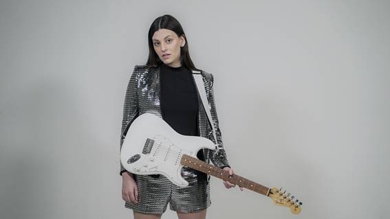 artigo Julia Smith mistura pop e groove na novidade 