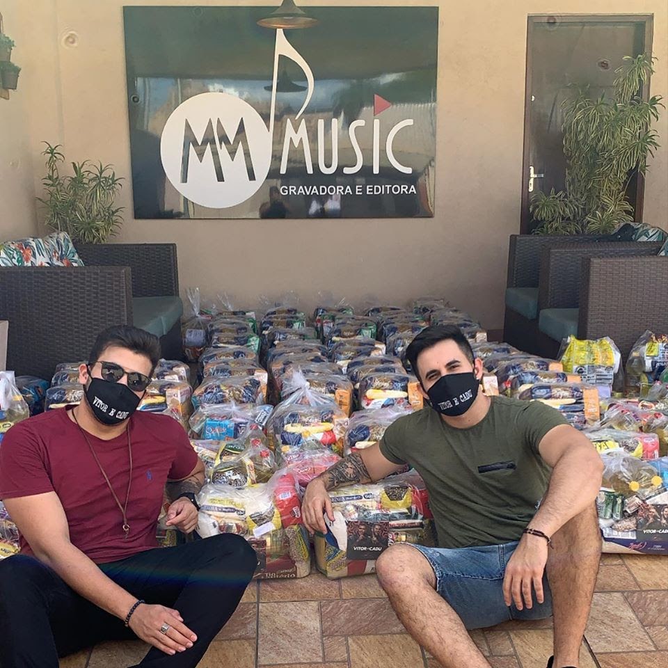 artigo Vitor & Cadu entregam doações arrecadadas em Live solidária