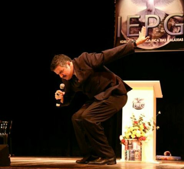 artigo O humorista visionário Arnaldo Taveira, causa polêmica entre os evangélicos com seu personagem Bispo Arnaldo na Internet