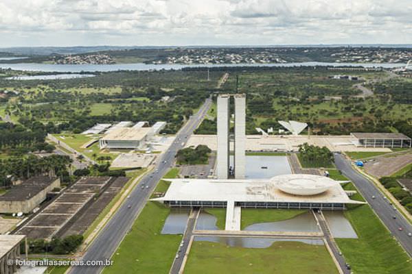 artigo Esquerda x Direita e o Brasil de marcha ré.