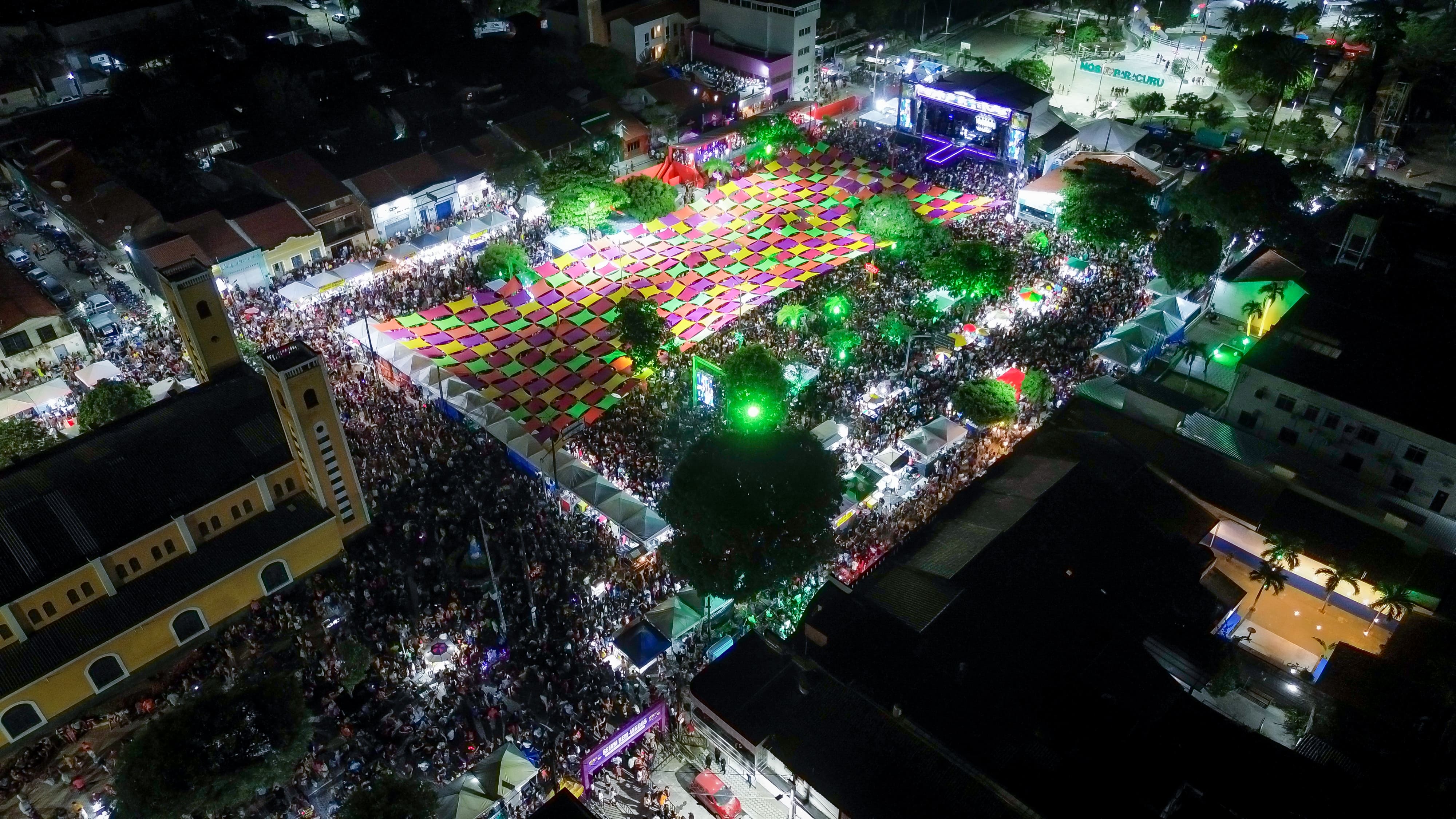 noticia Recorde de público no terceiro dia de Carnaval em Paracuru: mais de 50 mil foliões lotam a Praça Matriz