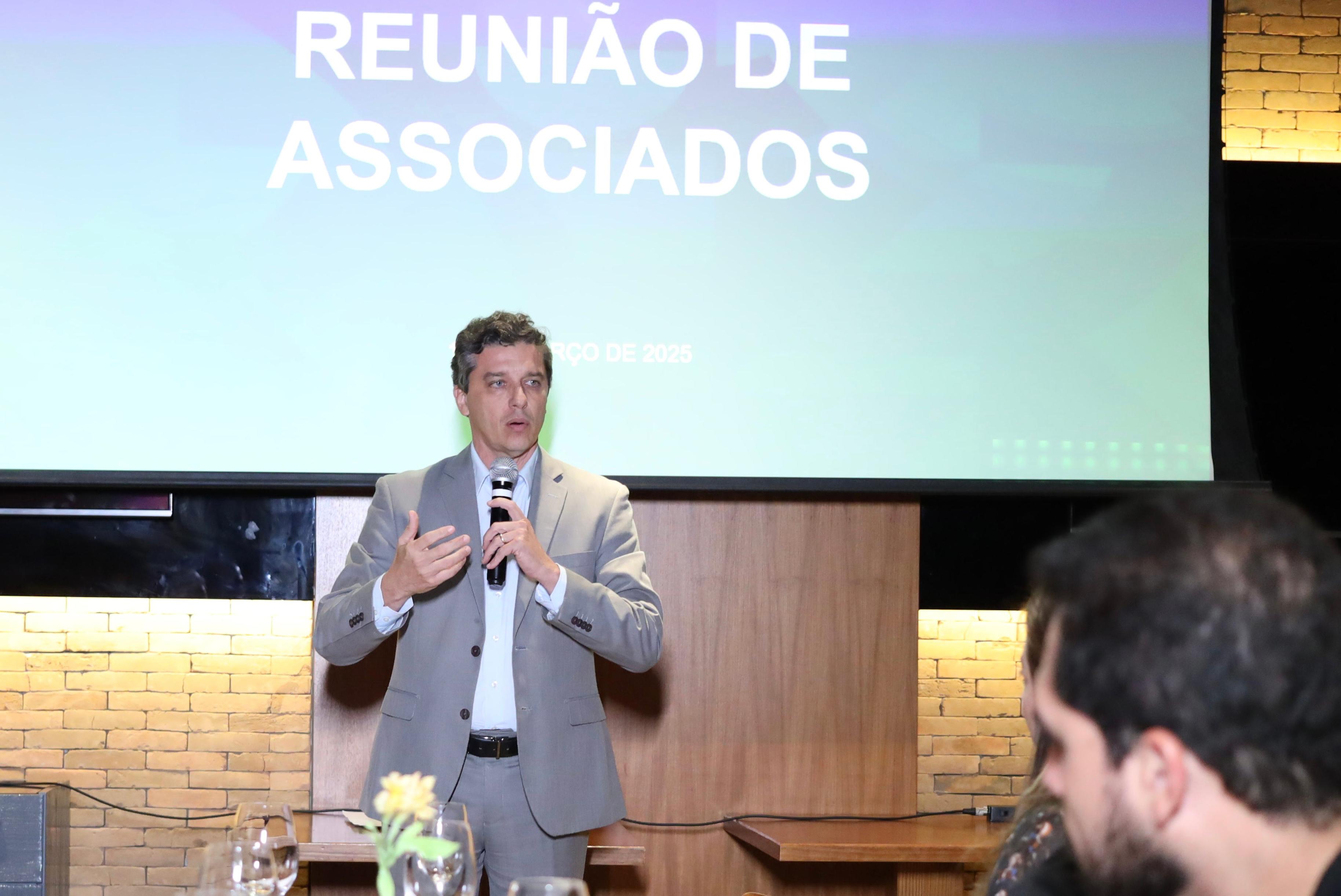 noticia AEDI realiza primeira reunião de associados de 2025 sob nova liderança de André Siqueira