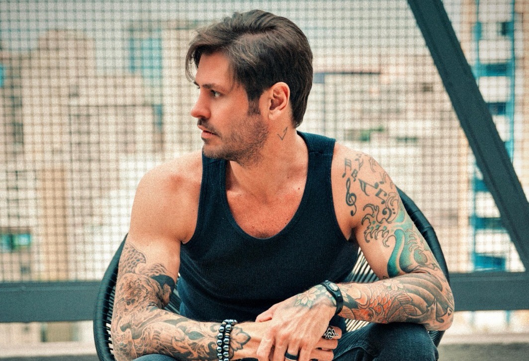 noticia Dado Dolabella marca retorno à cena musical com  single ‘A Gente Faz Amor’