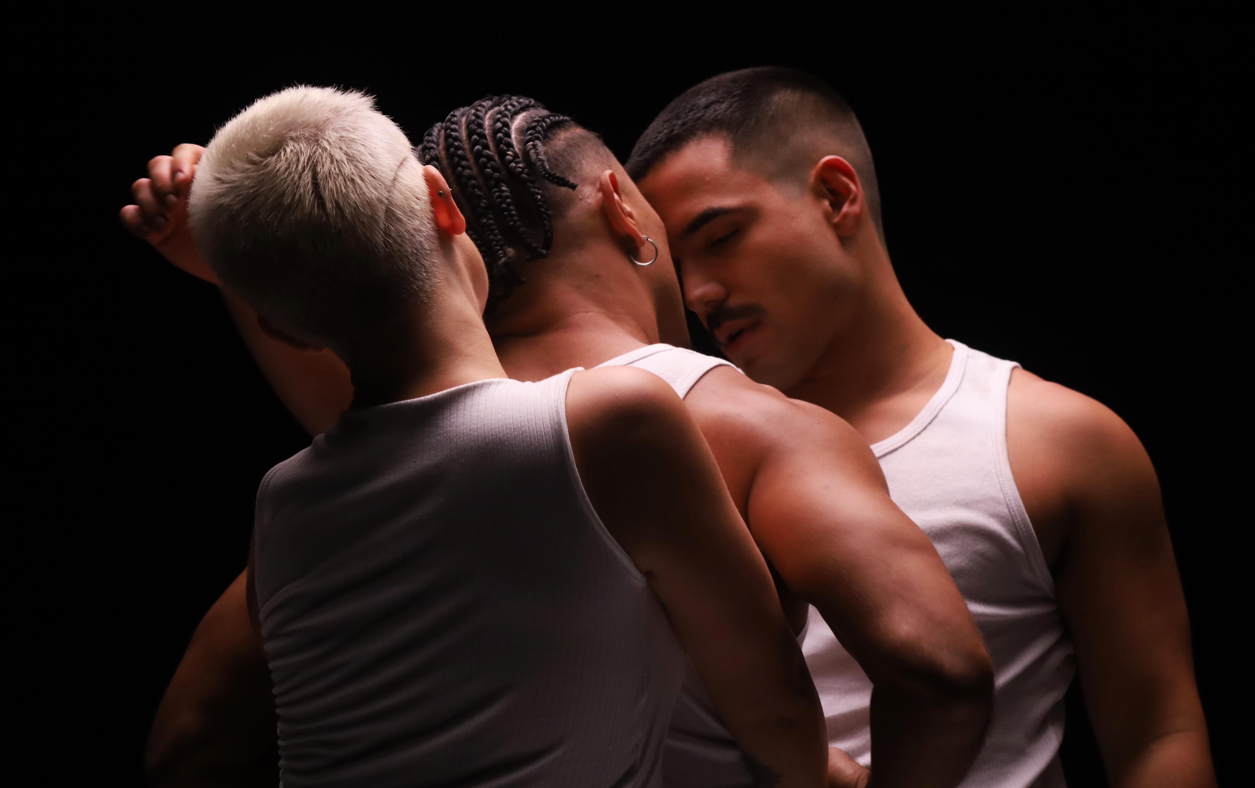 noticia Desejo, dança e delírio: Bruno Gadiol provoca os sentidos no sensual videoclipe de “Na Minha Mente”