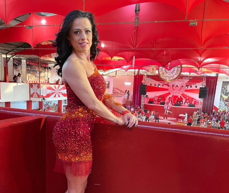 noticia Musa da União da Ilha, Tatiana Breia curte tarde de samba na quadra da Unidos de Padre Miguel