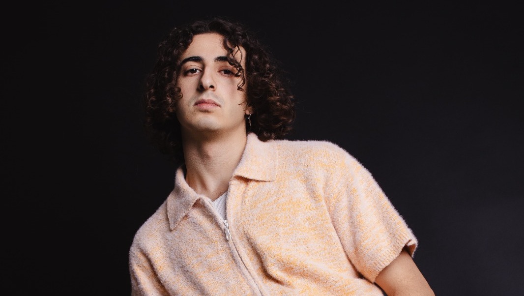 noticia Nick Souza lança webclipe de “Vai Que Vai” e firma identidade com mistura de R&B e funk