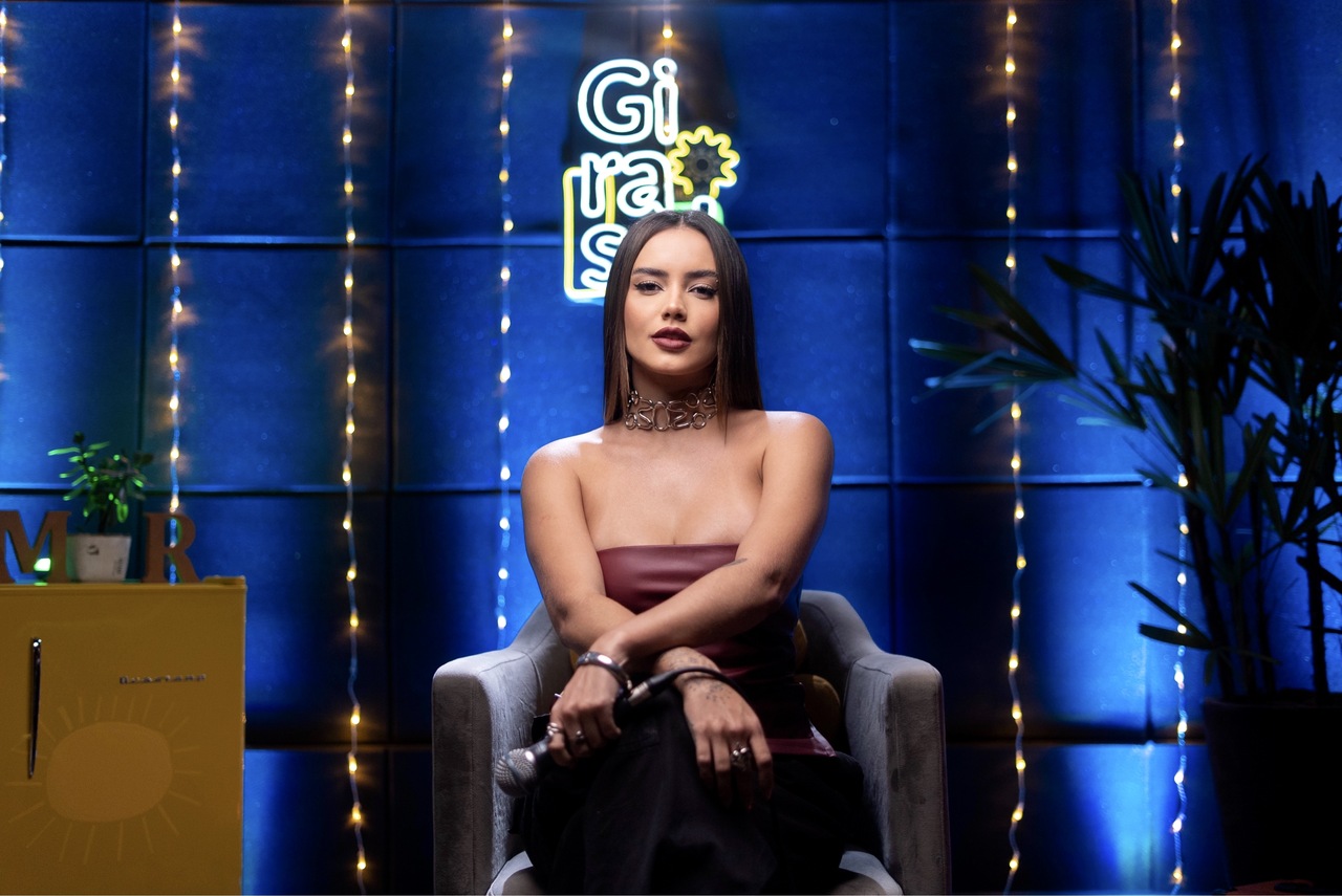 noticia Com apoio de Whindersson Nunes, Júlia Rezende estreia projeto musical no YouTube