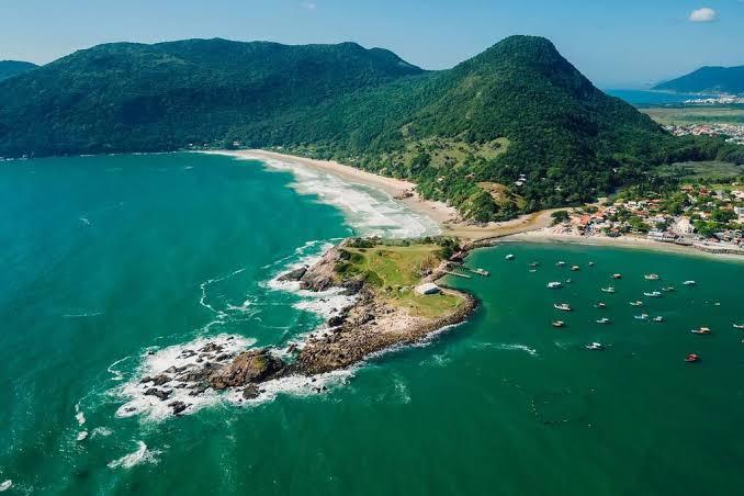 noticia Descubra as melhores praias de Florianópolis para aproveitar o ano inteiro