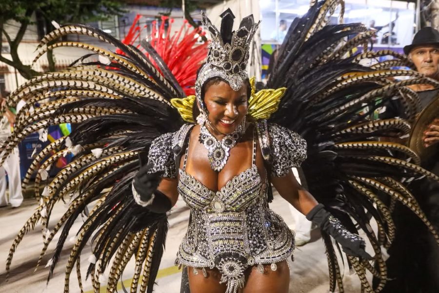 noticia Índia Zurich é a nova rainha de bateria da Vila Santa Tereza